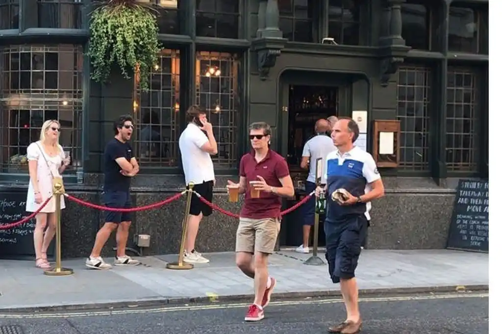 Londres cierra de nuevo cines, teatros y restaurantes debido al coronavirus