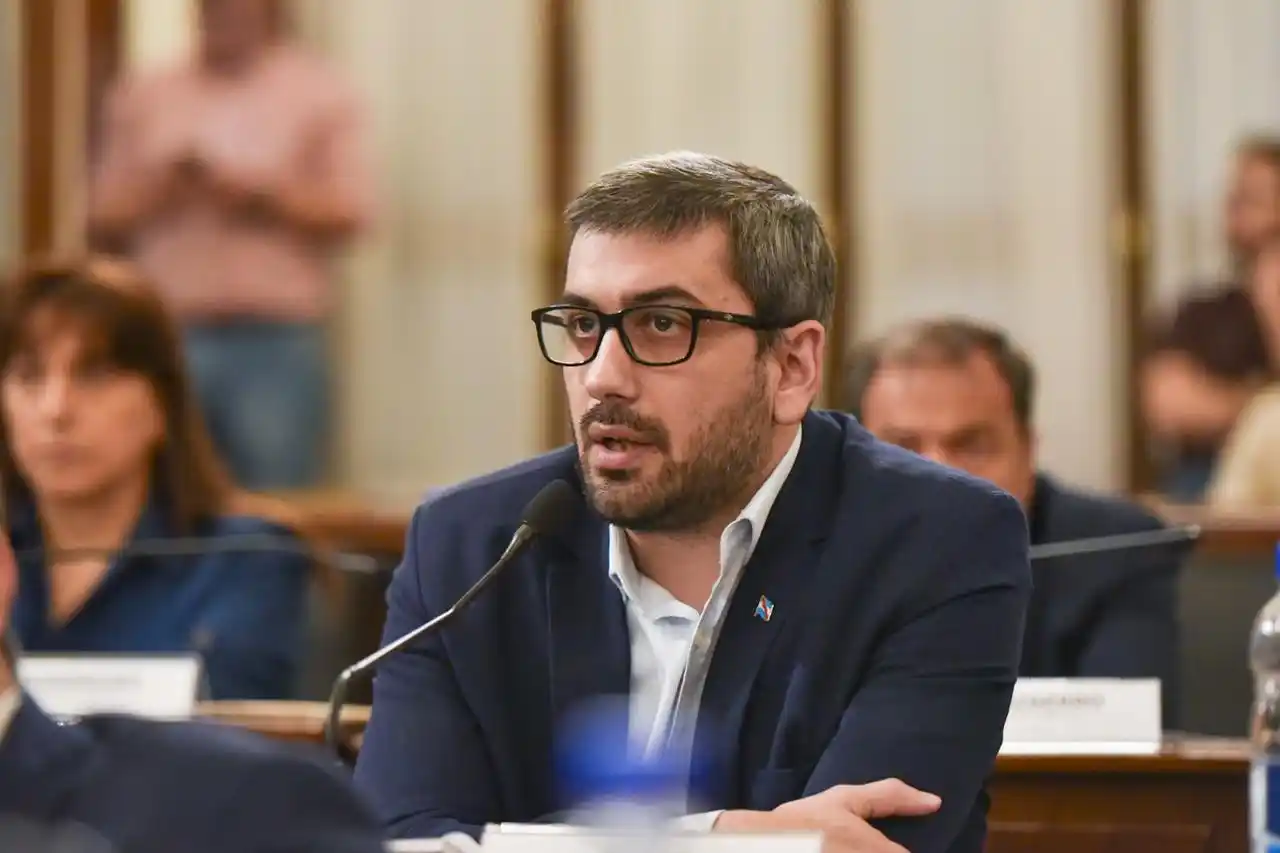 El peronismo acompañó dos normas en el Senado pero pidió menos tratamiento exprés y más debate