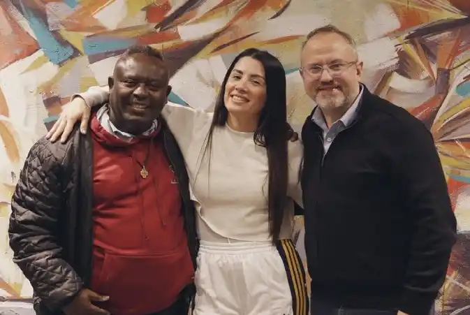 Leda junto al cura de Santos Lugares (Medard Kahindo Vyangavo), y al Intendente Valenzuela.