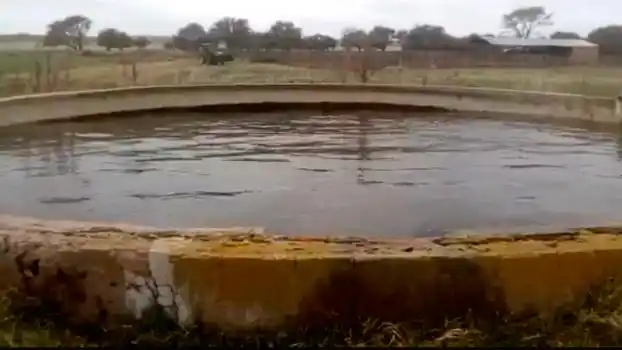 El extraño movimiento del agua de un tanque en un campo pampeano