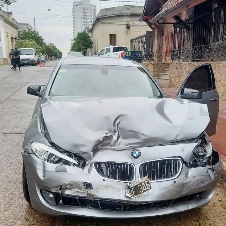 Una mujer embarazada embistió con su automóvil a un patrullero en Concordia