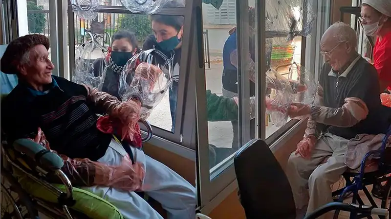 Así se reencuentran los abuelos con sus familias en un geriátrico entrerriano