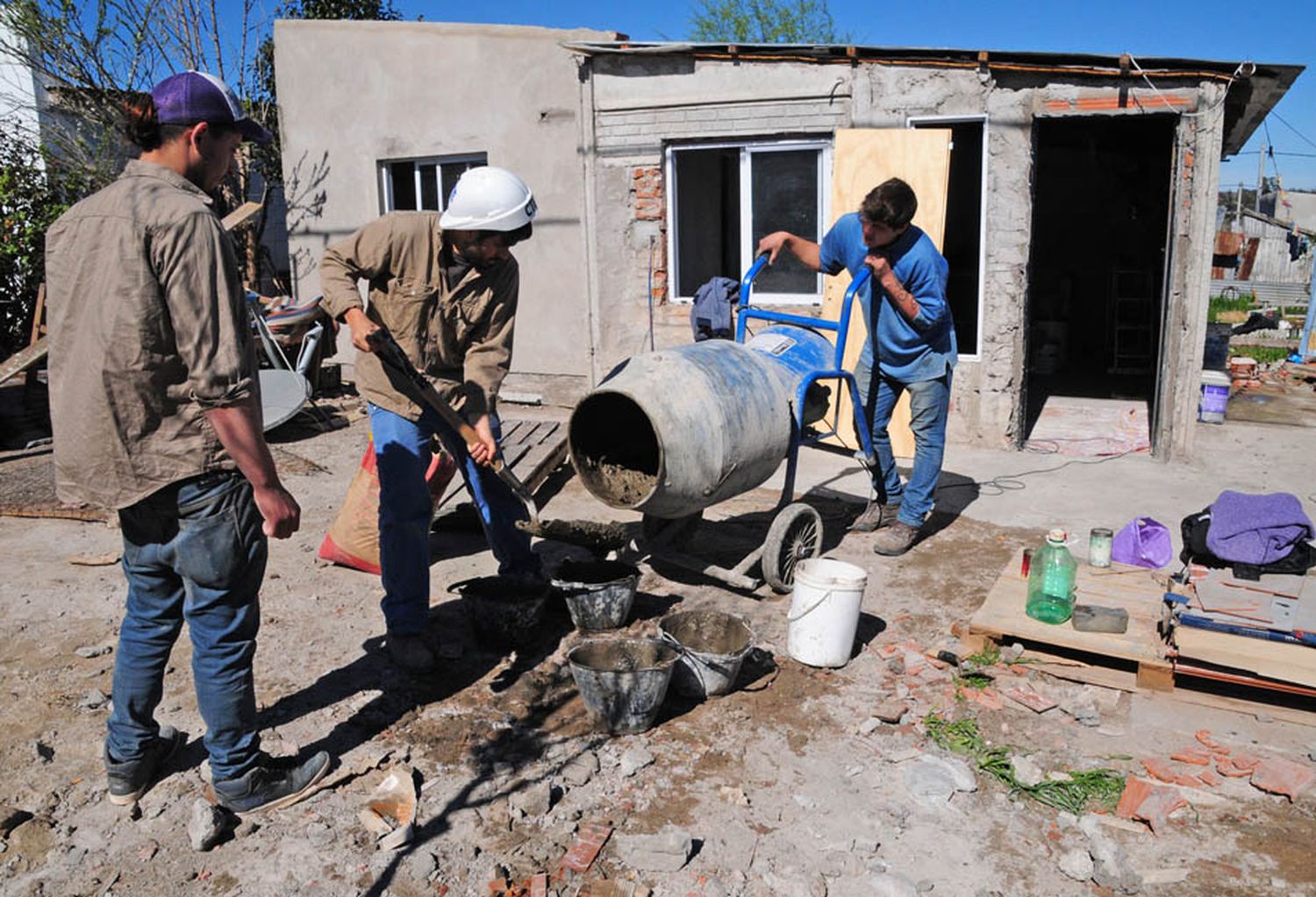 La Cooperativa de Construcción del MTE mejora viviendas en La Movediza y brinda trabajo