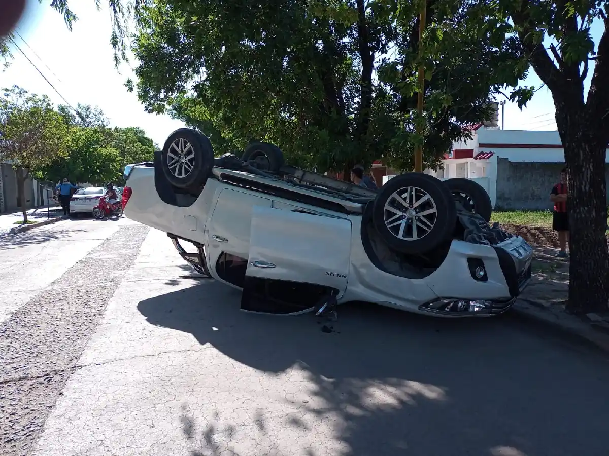 Choque y vuelco de una camioneta  sin heridos en barrio Hernández 