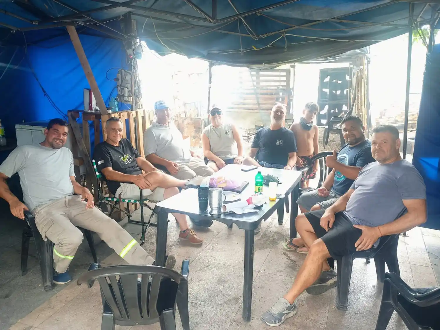 trabajadores despedidos de ilva acampan en el parque industrial de pilar