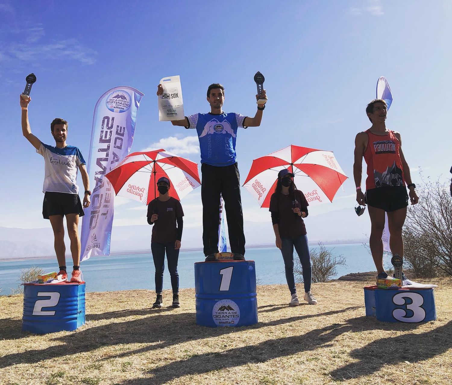 El podio en San Juan, con Narváez entre Simon y Pauluzak.