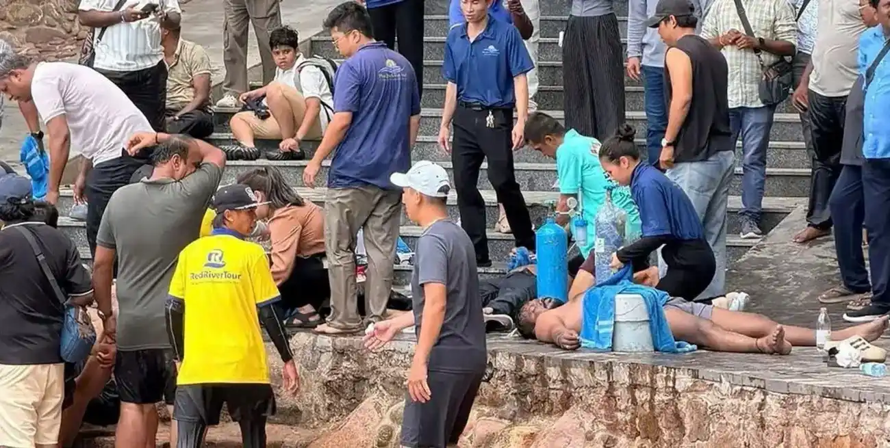 Las personas rescatadas del volcamiento de un navío con turistas de India fueron socorridas por otras lanchas turísticas que se encintraban cerca. Foto: Gentileza