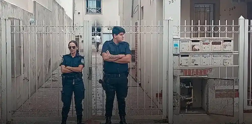 El departamento incendiado está ubicado en un complejo de calle Saavedra.