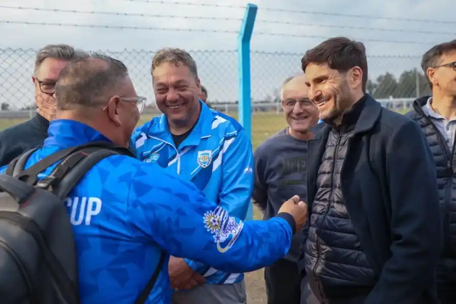 El gobernador en la ciudad:  estuvo presente en Torneo de Fubol Sueño Celeste. También visitó Quilmes y "el 9"
