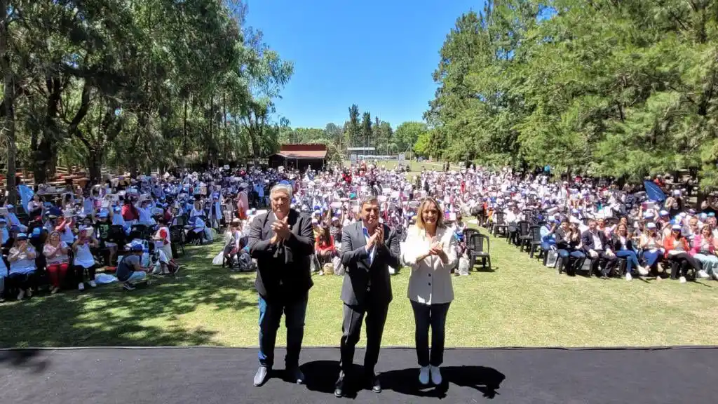 Galmarini y Ambrosini entregaron 1300 tablets a escuelas del Delta de Tigre