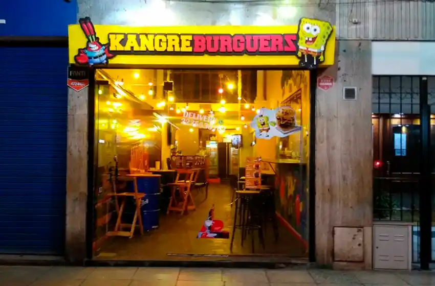 Pateó la puerta de una hamburguesería para robar