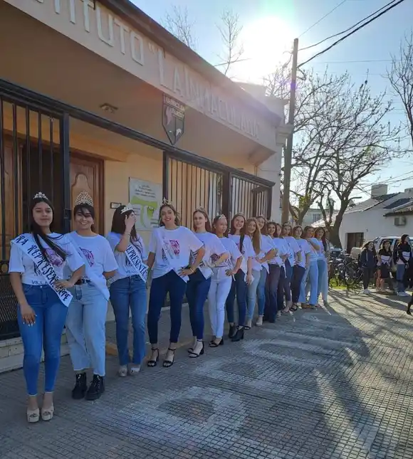 Las calles de la ciudad se vistieron de fiesta con el Paseo de las Postulantes