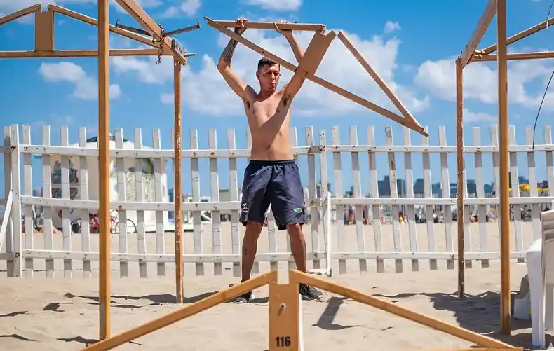 El horizonte de las carpas: Mar del Plata pone en marcha el verano