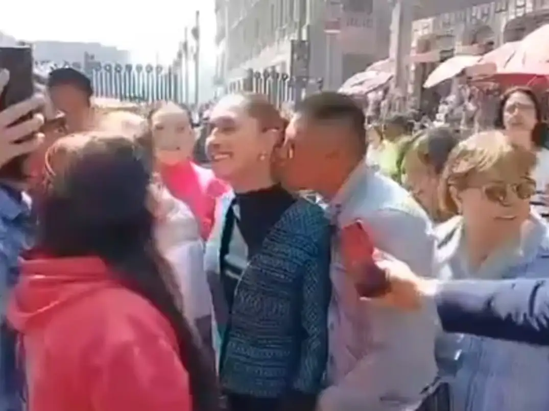 El personal de Seguridad lo frenó unos segundos antes de que pudiera besarla.