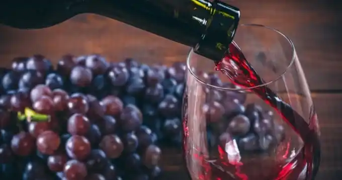 Beber vino tinto podría ayudar a bajar de peso y controlar la obesidad