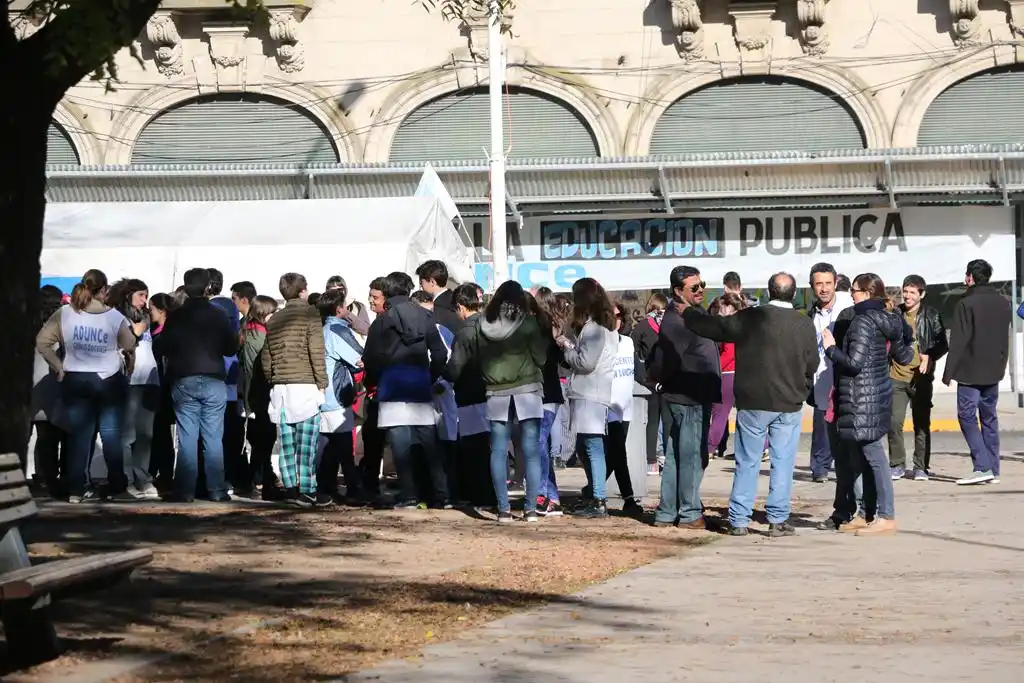 De paro, los docentes universitarios realizan distintas actividades