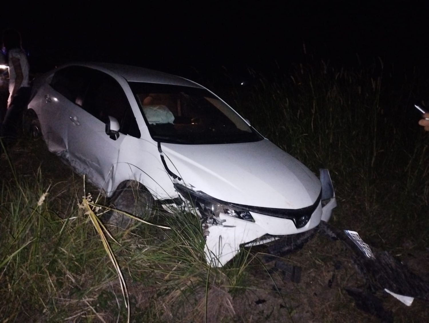 Reventó la rueda de su auto y terminó en la banquina