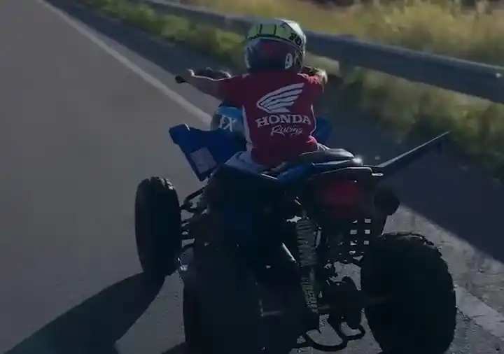 El padre filmó a su hijo de 5 años manejando un cuatriciclo por la ruta.