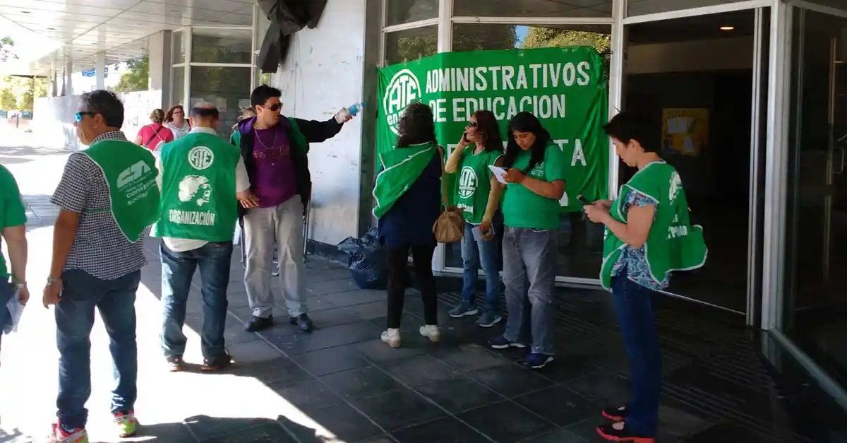 Reclamo de trabajadores de ATE en el Consejo Escolar