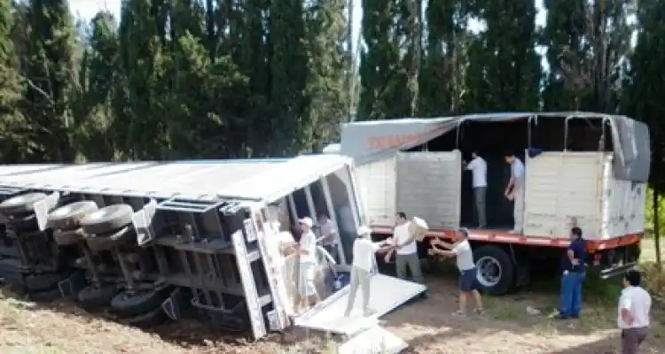 Volcó un camión con caramelos en la Ruta 1001