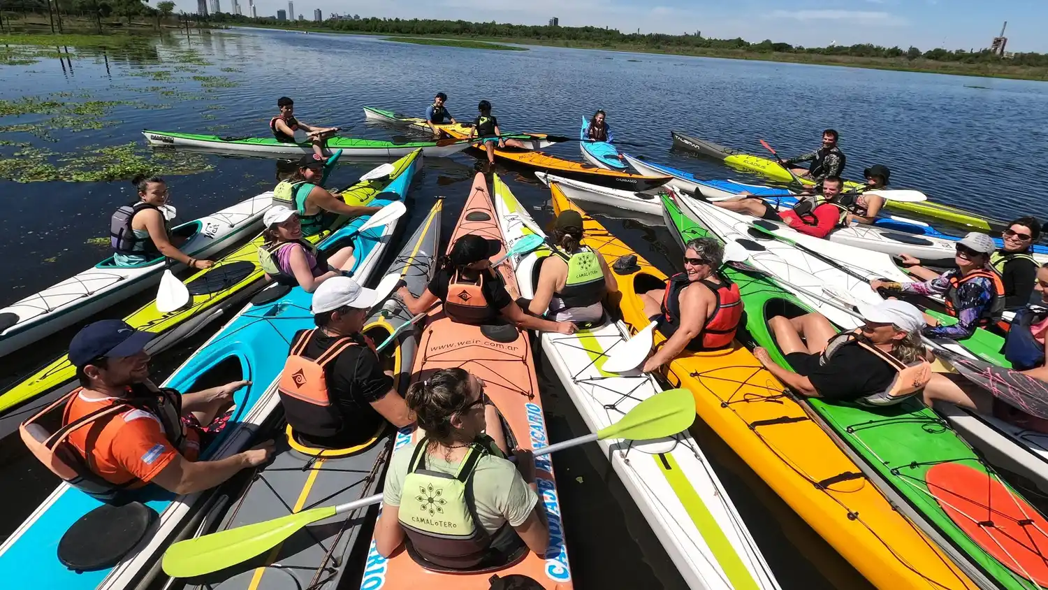 Diversión en el agua: una escuela de kayak ofrece propuestas para niños y adultos