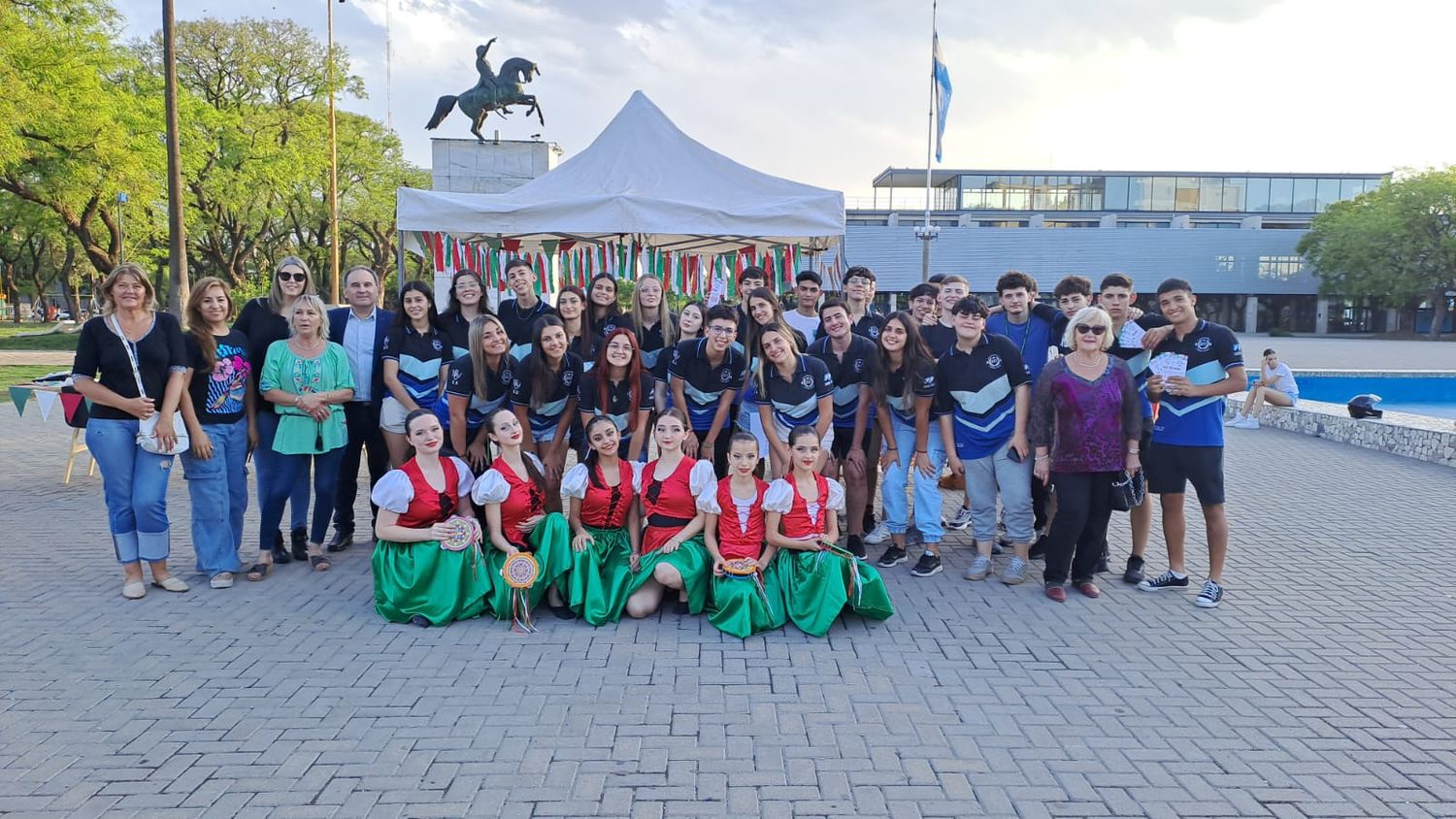 La Asociación Civil Familia Véneta San Francisco junto a estudiantes de la Normal y de la Academia de Baile Fem instalaron la “italianidad” en el centro de la ciudad