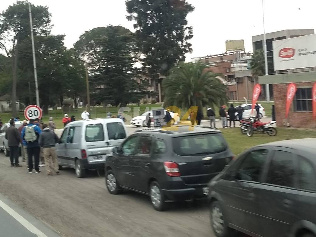 Largas colas en busca de asado económico en el Frigorífico Swift