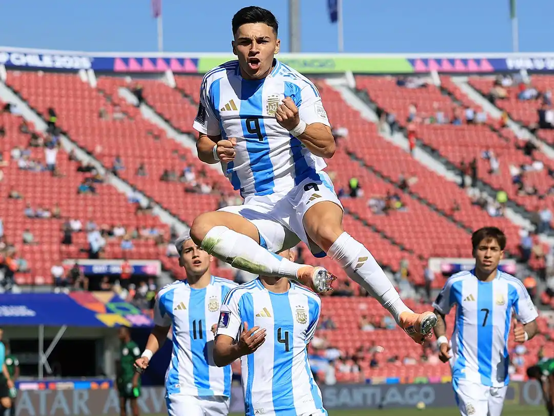 Alejo Sarco, el goleador del equipo, marcó el primero. Foto: X
