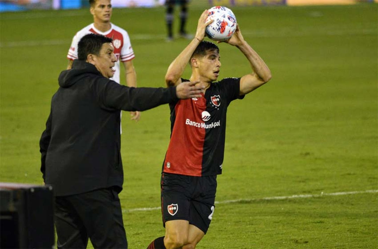 Mono Burgos: «Es impresionante el cambio que se vio, quiero felicitar a los jugadores porque  entendieron todo»