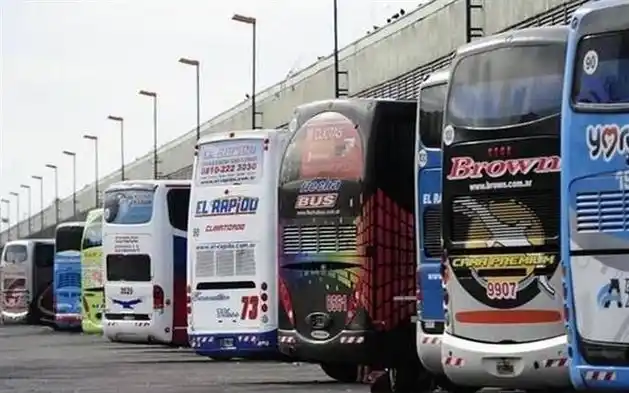 Vuelven los micros de larga distancia con capacidad limitada y recirculación de aire acondicionado