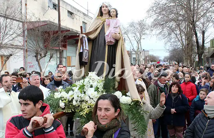 Alumnos le cantaron a la Virgen durante su paso frente al jardín