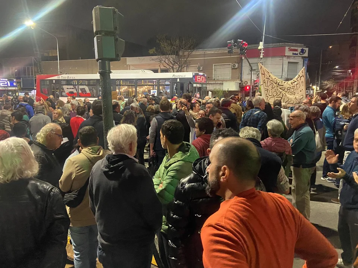 Un grupo de jubilados se autoconvocó en la puerta de la Quinta de Olivos.