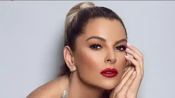Marjorie de Sousa canta villancicos con su hijo