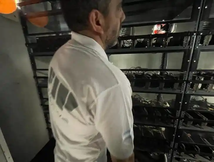 La Plata: Desmantelaron una granja clandestina de minería de Bitcoins que funcionaba en un edificio de alta gama 