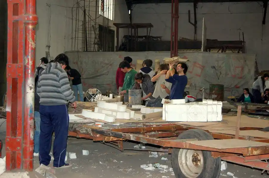 Los carroceros ya comenzaron a crear sus sueños en los galpones del puerto