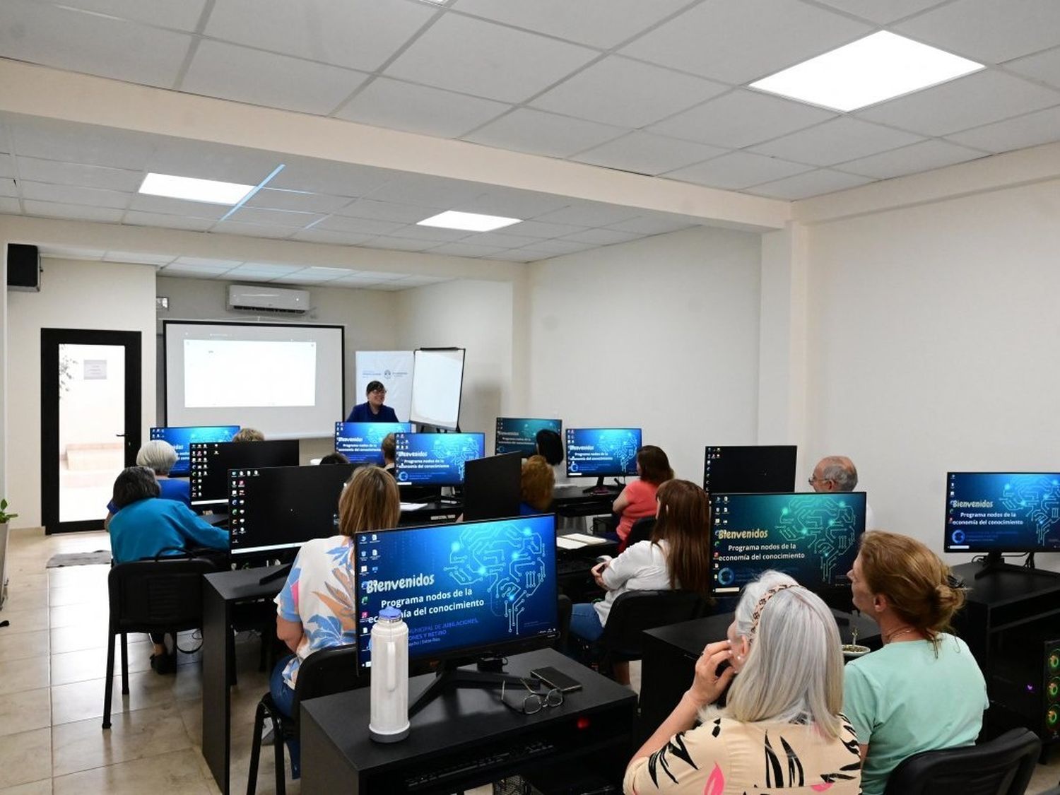 Lanzaron el programa "Conectados+60" para que los adultos mayores aprendan a usar la tecnología