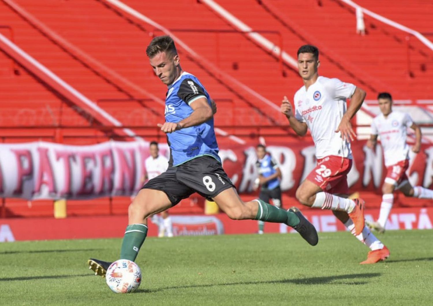 Argentinos y Banfield repartieron puntos con goles sobre el epílogo