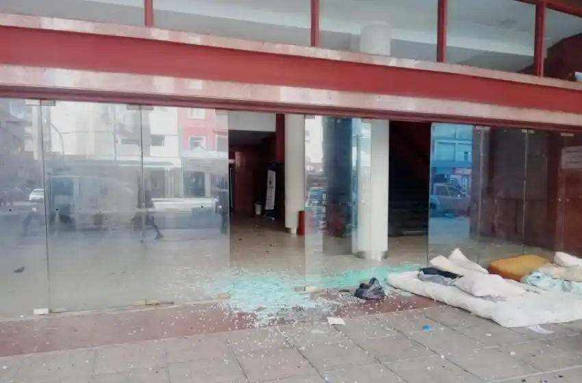 A las piñas en la puerta del Teatro Atlas