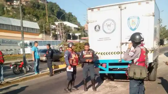 AUTOBÚS ARROLLÓ A MUJER cuando cruzaba a terminal de La Bandera, nieta que la acompañaba se salvó