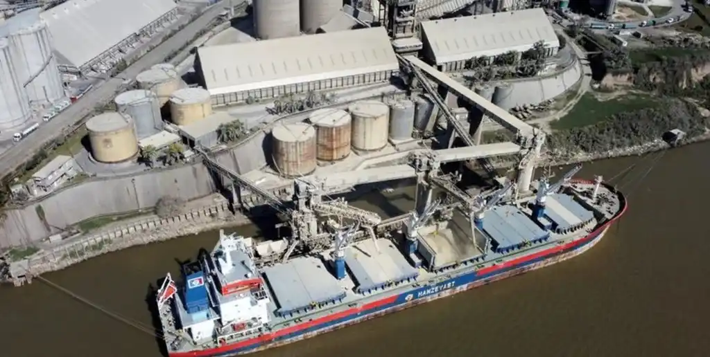 Granos son cargados en un barco en un puerto cercano a la ciudad de Rosario, Argentina.