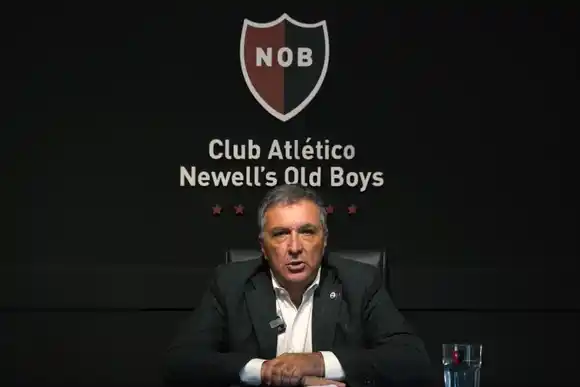 Astore le pidió disculpas a los socios de Newell's antes de su salida: "Cometí errores"
