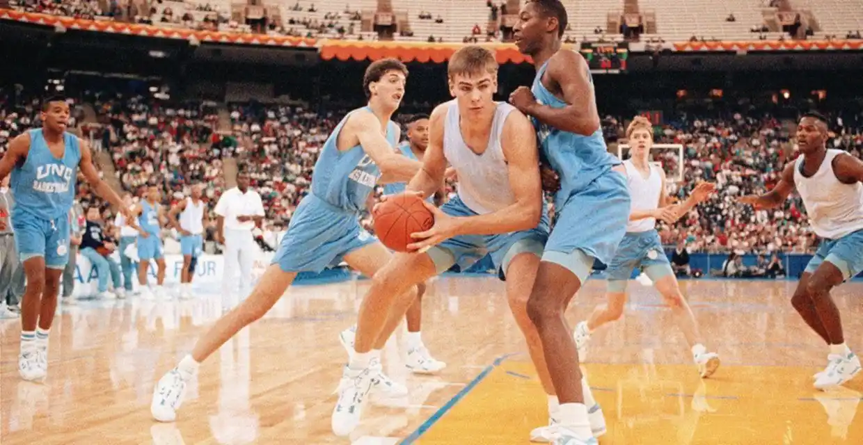 ¿Quién fue Eric Montross, el ex NBA que falleció a los 52 años?