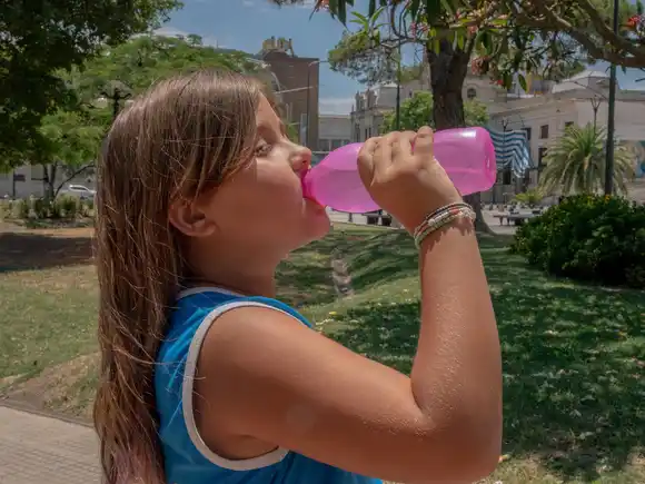 Prevención de la deshidratación en niños en el verano