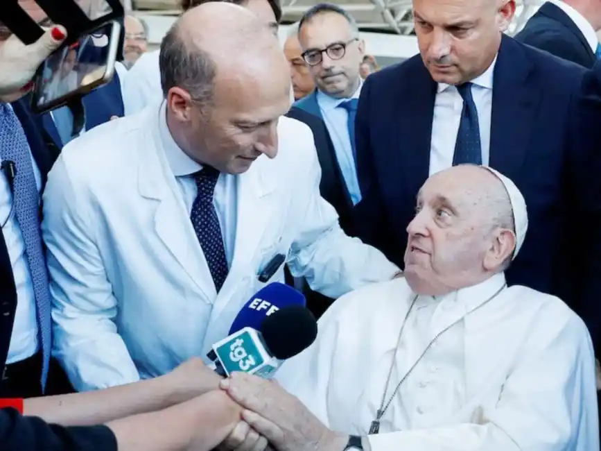 El impactante relato del médico de Francisco: “Tenía los ojos abiertos pero no respondía, no había nada que hacer”