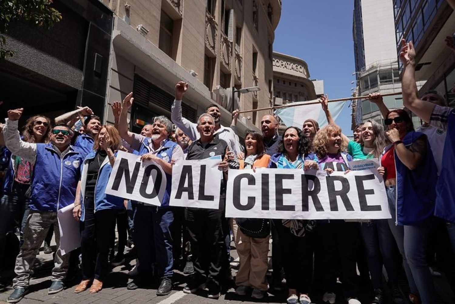 Los empleados del Banco Central realizaron un “abrazo simbólico” en rechazo a Milei