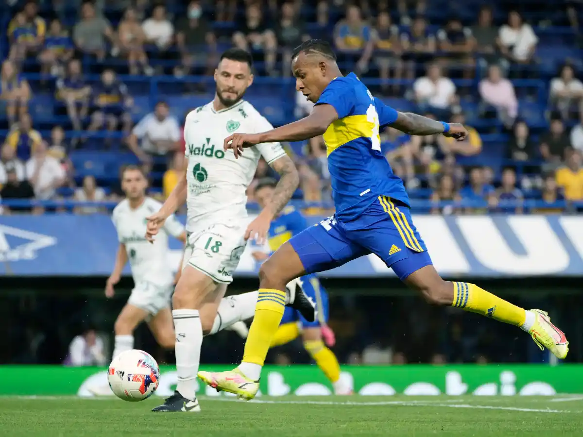 Boca sale a la cancha luego de la suspensión por lluvia