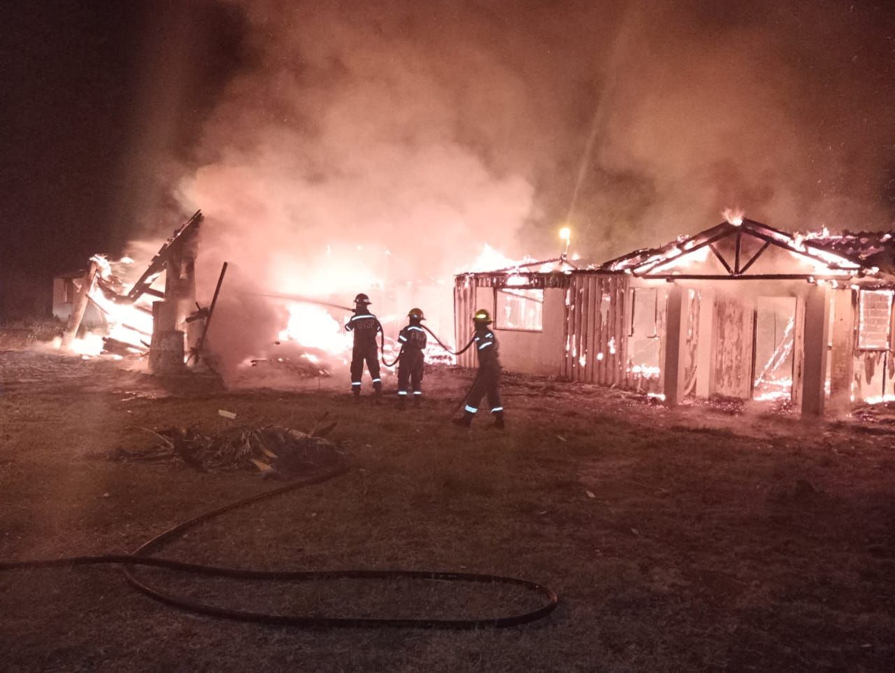 Bomberos jamás imaginó tener que sofocar el fuego en el lugar donde pensaba emplazar el destacamento en Río Tala.