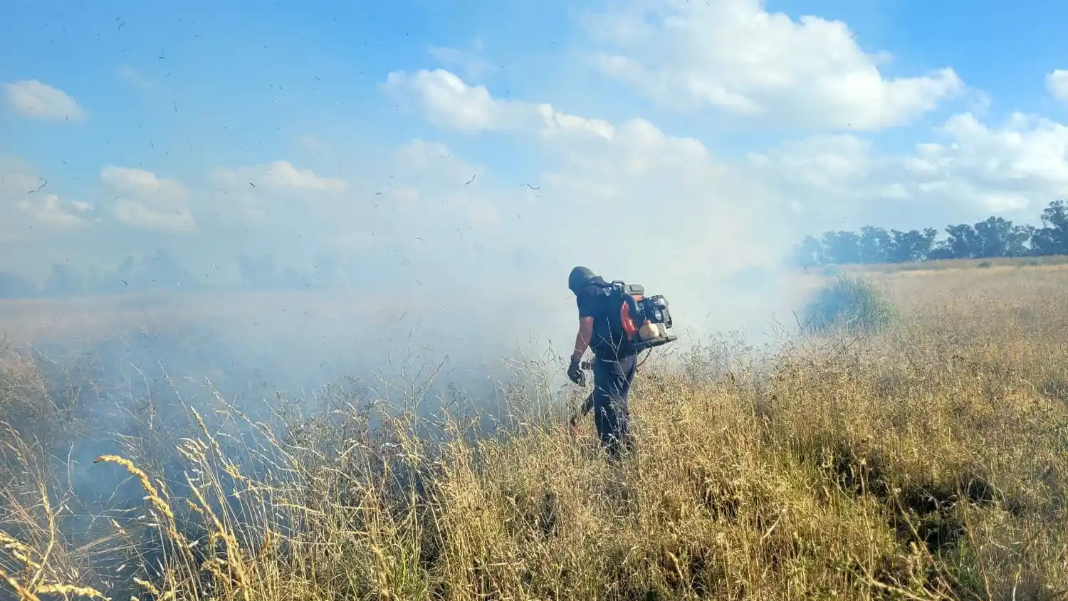 Intensa labor. Desplegaron ayer a la tarde bomberos y agentes de Defensa Civil para combatir llamas en campos cercanos a Quequén