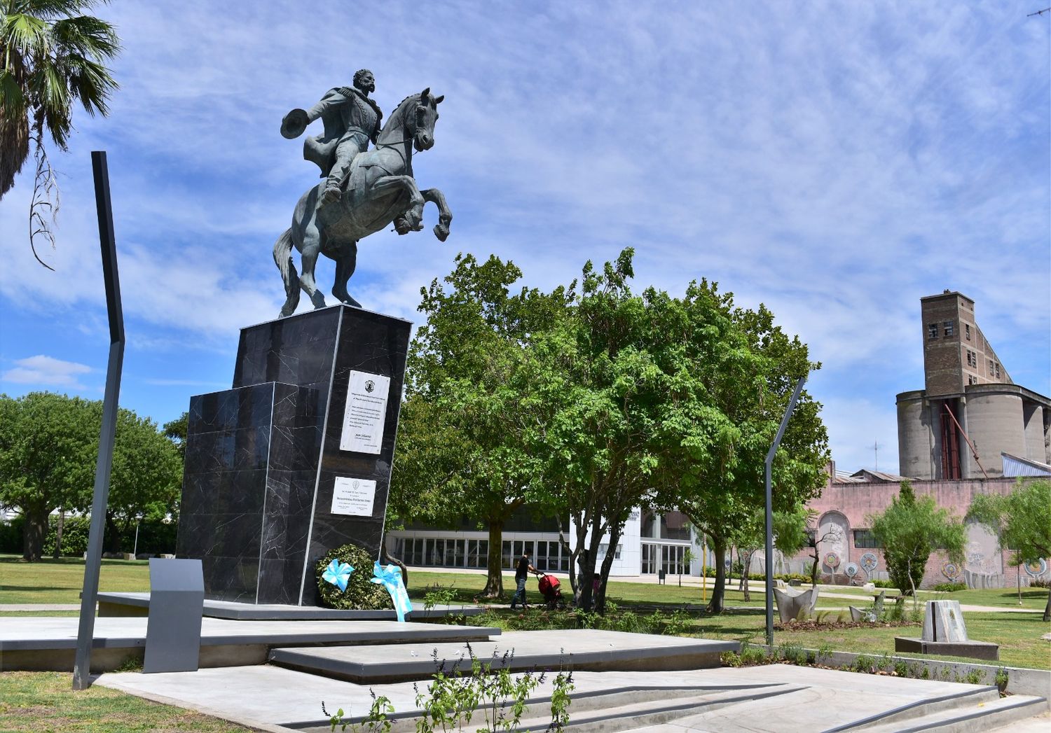 Monumento levantado en la plazoleta del Jardín Botánico de San Francisco.