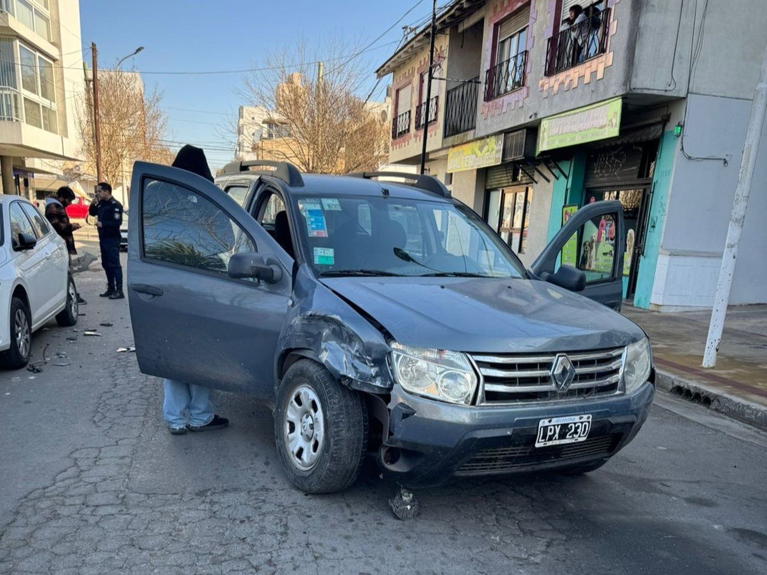 La conductora de la Duster chocó contra dos autos estacionados.